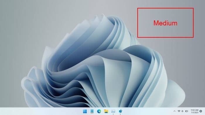 make Windows 11 taskbar medium