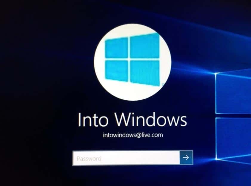 show hide email address on Windows 10 login screen